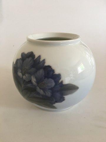 Royal Copenhagen Vase No 845/42B med Rhododendron Motiv