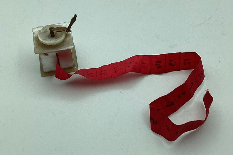 Målbånd med kasse af perlemor c. 1880.