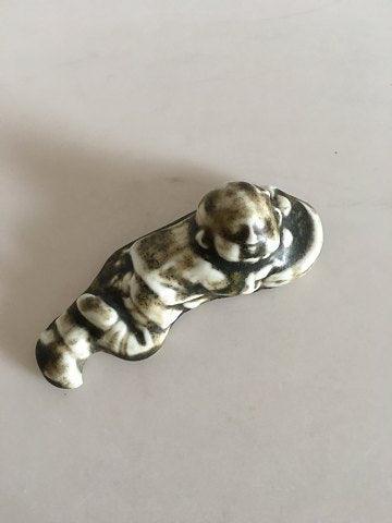 Royal Copenhagen Stentøjs Figur af Lille liggende Budda Dreng. Prøve Glasur