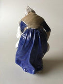 皇家哥本哈根老妇人洗衣服的小雕像 No 1043