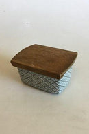 Bing & Grondahl / Kronjyden Cordial Grey Butter Churn with Teak Lid No 682（ビング＆グロンダール/クロニデンコーディアルグレーバターチャーン、チーク蓋付き）。