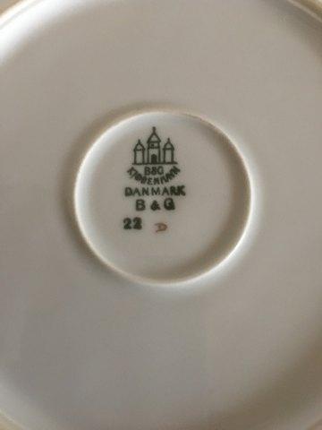 Bing Grondahl Egmont深盘/碗22号。白色带酒红色边缘和金线