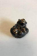 Royal Copenhagen Stentøjsfigur af Brun bjørneunge på ryggen, sjælden No 22745 PMN