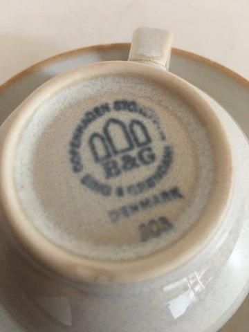 Bing Grondahl 釉面石器 "Coppelia "咖啡杯与碟子 No 305
