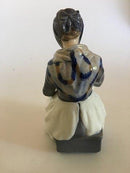 Royal Copenhagen Figur einer Bäuerin mit Tuch Nr. 1317