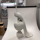 Royal Copenhagen figur af påfugl på kugle. Designet af Arnold Krog.