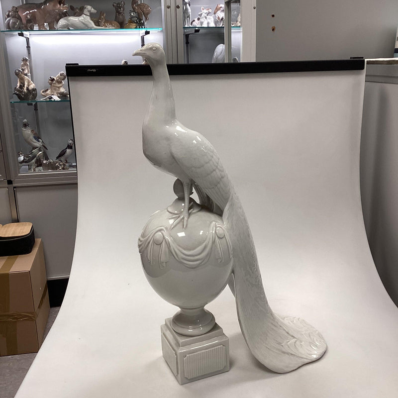Royal Copenhagen figur af påfugl på kugle. Designet af Arnold Krog.