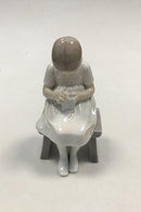 ビング＆グロンダール スツールの上で刺繍をする少女のフィギュア No 1879