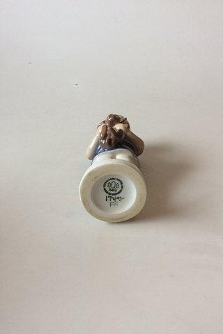 Bing og Grøndahl Figur - Dreng der holder en hund/Ole No. 1747