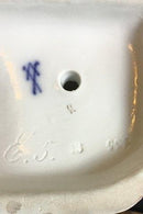 Meissen Figur af siddende dame med blomster