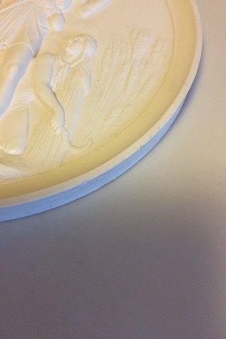 Kæmpe Royal Copenhagen Biscuit Platte Sommer No 117. Kopi fra 1842-43 af N.G.Henriksen efter Thorvaldsens original fra Rom 1836.