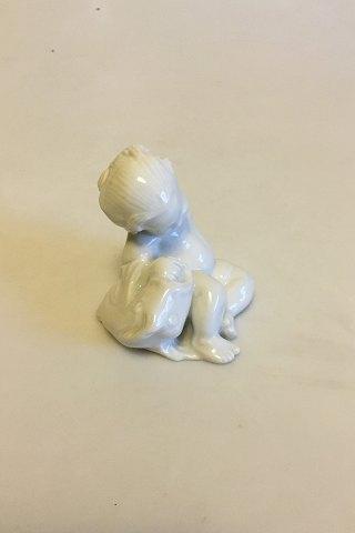 Bing & Grøndahl Blanc de Chine Figur af Havbarn der læner sig op ad fisk No 4037