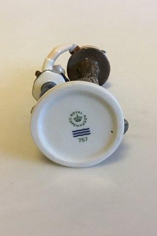 Royal Copenhagen Årsfigur af Pige ved foderbræt No. 757