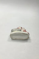 Staffordshire(?) Fajance Figur. To hunde på en tønde