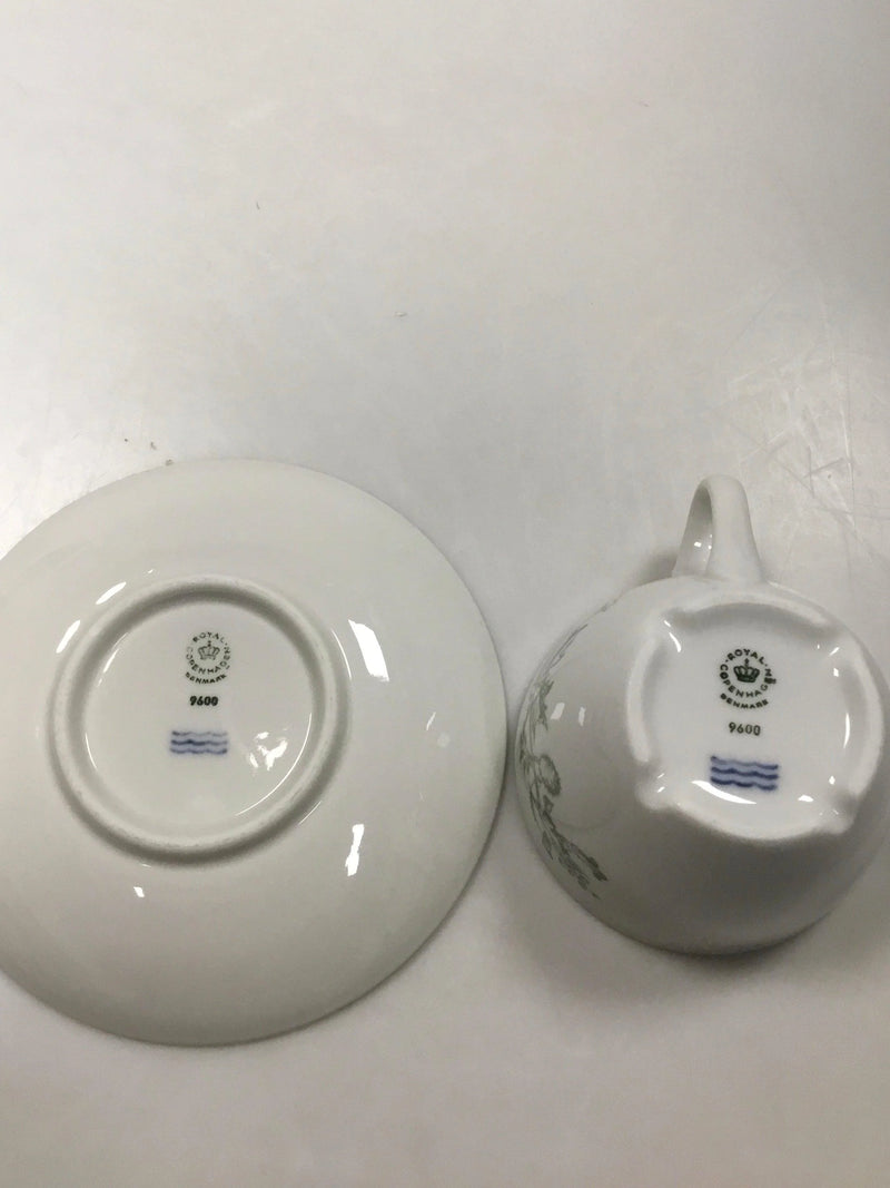 Royal Copenhagen Hotelporcelæn dekoreret med vilde planter Kaffekop og underkop No 9600