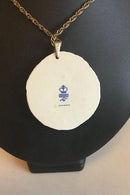 Royal Copenhagen Vedhæng a fporcelæn med gulddekoration. Designet af Nils Thorson. Sterling sølv af Anton Michelsen