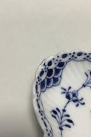 Royal Copenhagen Blau Geriffelte Halbspitze Kleiner blattförmiger Kuchenteller Nr. 550