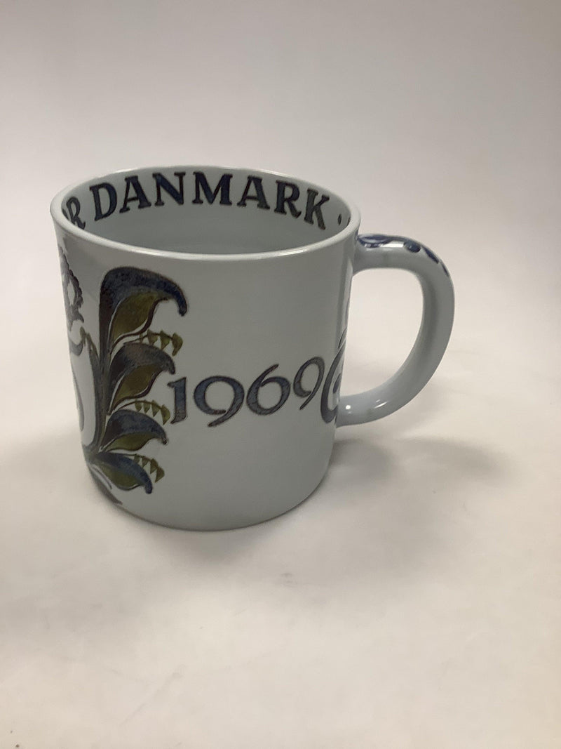 Royal Copenhagen Aluminia Frederik d. 9 Stort Krus 1969