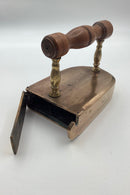 Skandinavisk butsnudet strygejern i messing fra slutningen af 18. århundrede