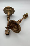 Par antikke lysestager i messing fra E.A. Næsman & Co Eskilstuna i Sverige