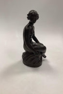 Just Andersen Figur i diskometal af Siddende Pige No. 1871