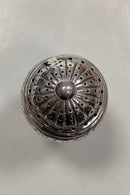 19世紀に作られた足つきの銀製ソルトシェーカー。