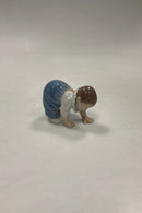 Royal Copenhagen Figur af Kravlende Baby No. 1518