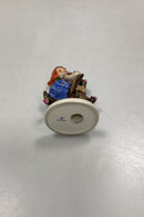 M.J. Hummel Porcelæn Figur af Pige i Træ No. 141