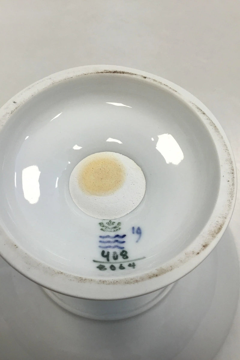 皇家哥本哈根玫瑰花蕾碗，脚踏8064号。尺寸为21厘米/8.27英寸，状态良好。