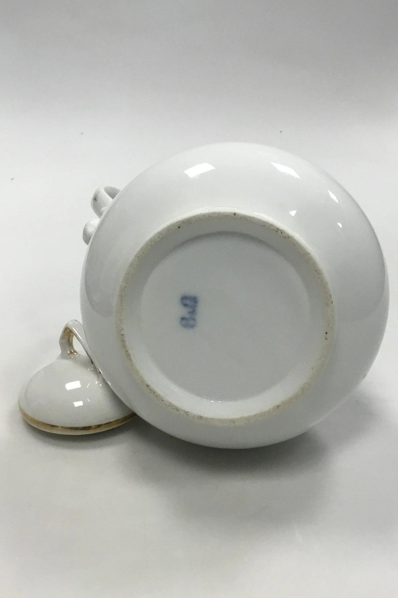 Bing & Grøndahl Hvid porcelænskaffekande med blomsterdekoration og guld. Måler 22 cm(8 21/32 in.)