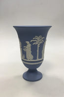 Wedgewood Blå vase på fod med dekoreret med offerkar og Amor. Måler 19 cm(7 31/64 in.)