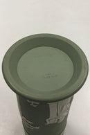 Wedgewood Cylindrisk vase dekoreret med lyrespillende gudinder. Måler 16,5 cm(6 1/2 in.)