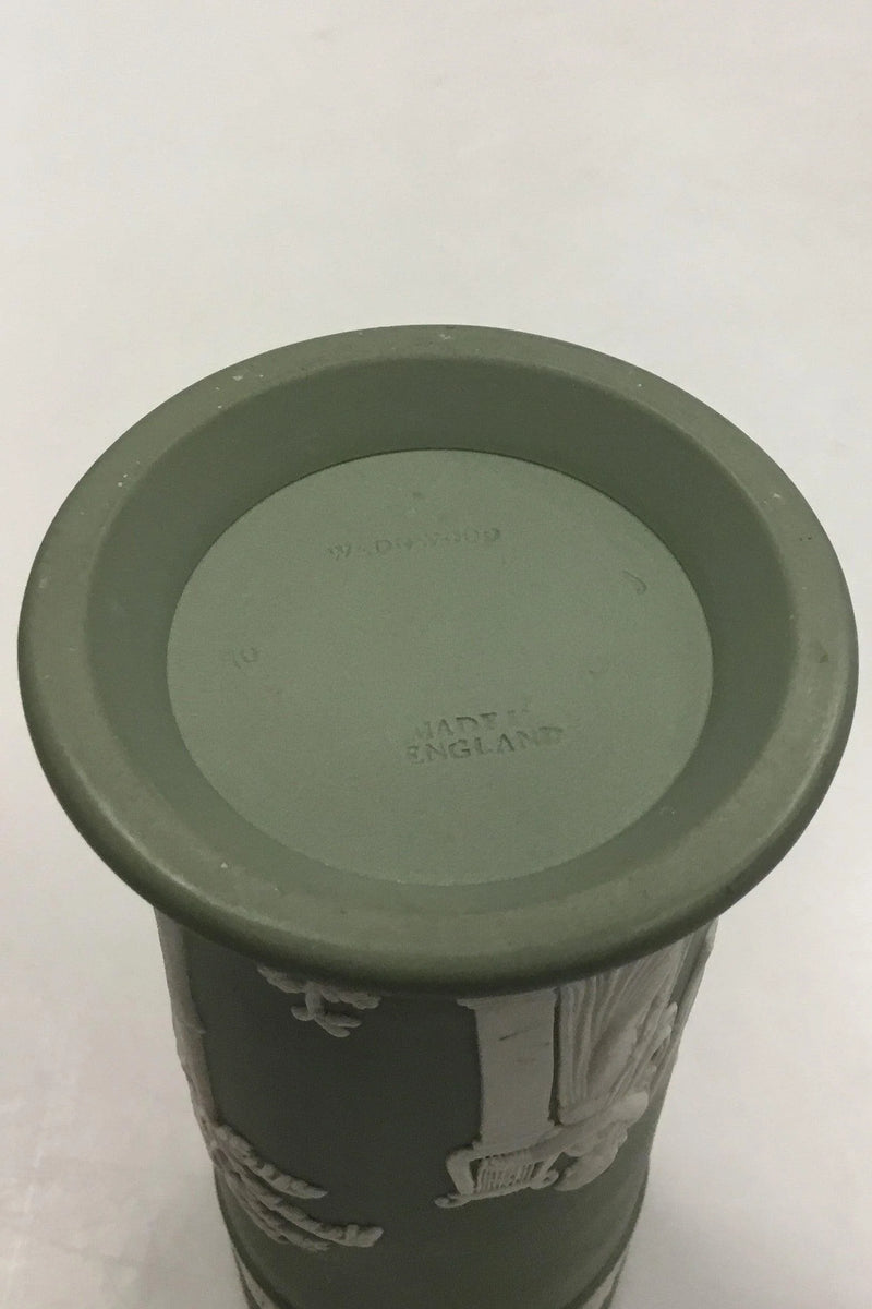Wedgewood Cylindrisk vase dekoreret med lyrespillende gudinder. Måler 16,5 cm(6 1/2 in.)
