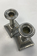 Et par hammerslåede tinlysestager med firkantet base