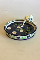 Aluminia Fajancefigur/fad "Pige, der plukker åkander". Designet af Harald Slott-Møller i 1905 No 525/397