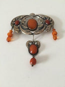 Art Nouveau unika broche fra 1910-1920 med ravsten. Ukendt kunstnermonogram.