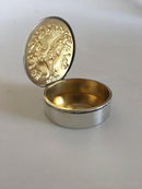 阿克塞尔-霍尔姆银盒，有鸟和叶子的图案，内部镀金。