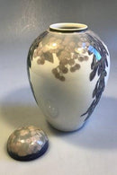 Bing Grondahl Unika有盖花瓶，装饰有浆果和种子头