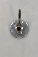 シルバーの台座にパイプのミニチュアモデル。