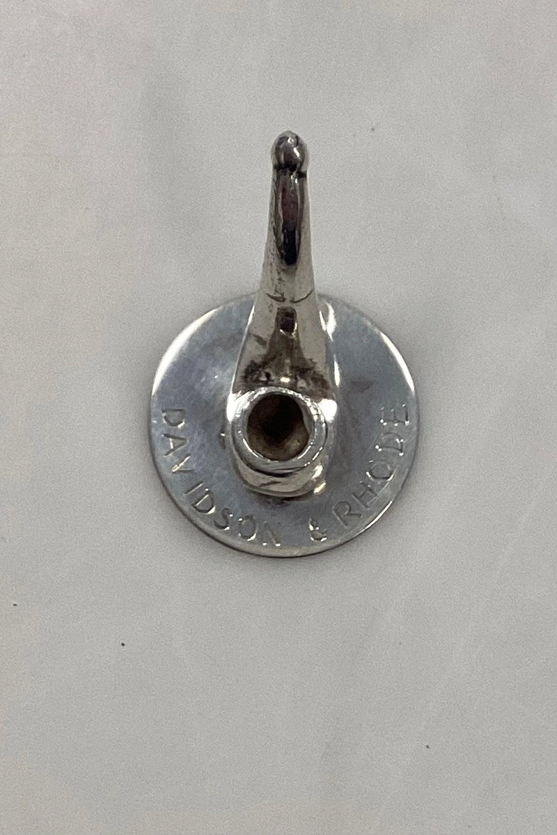 シルバーの台座にパイプのミニチュアモデル。