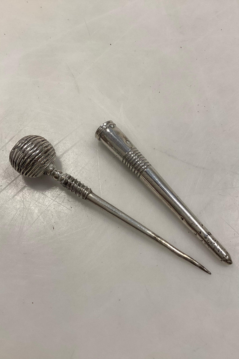 Synål: Sygrej i sølv