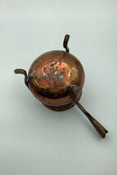 Høj dansk kobbergryde med håndtag stående på tre ben fra midt i 19. århundrede.