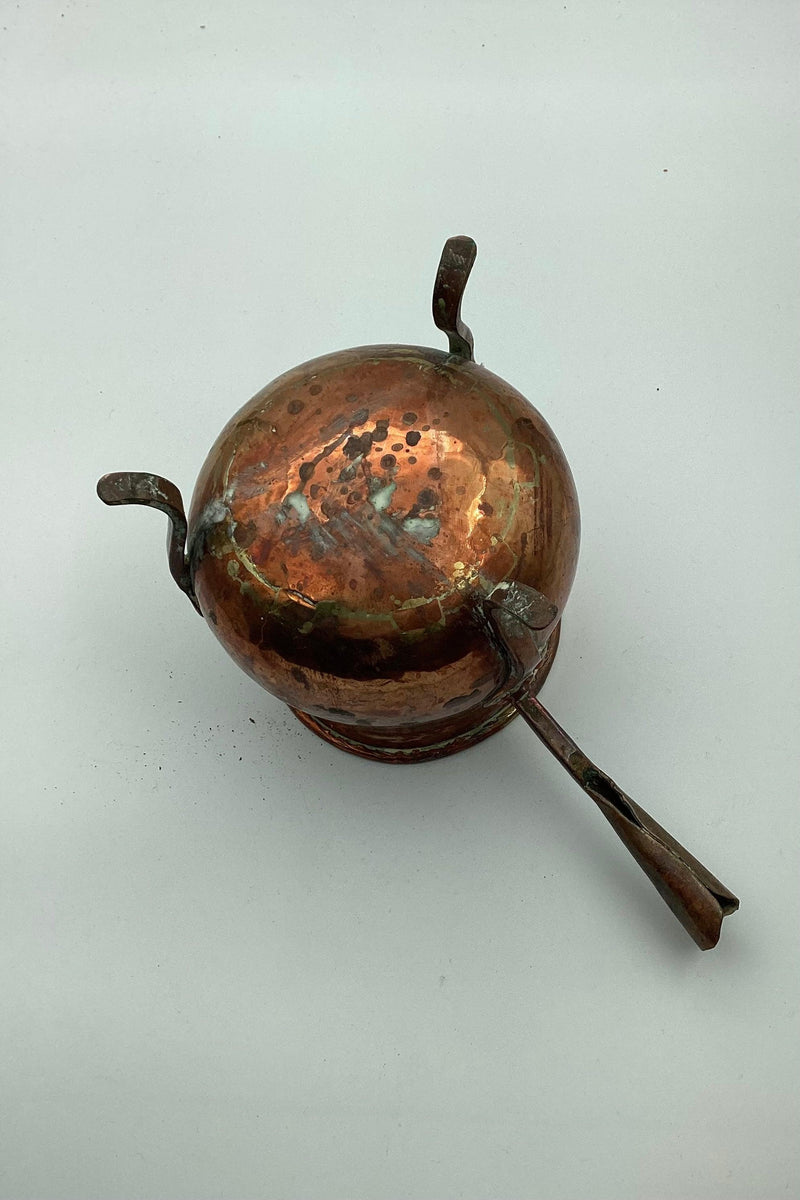 Høj dansk kobbergryde med håndtag stående på tre ben fra midt i 19. århundrede.