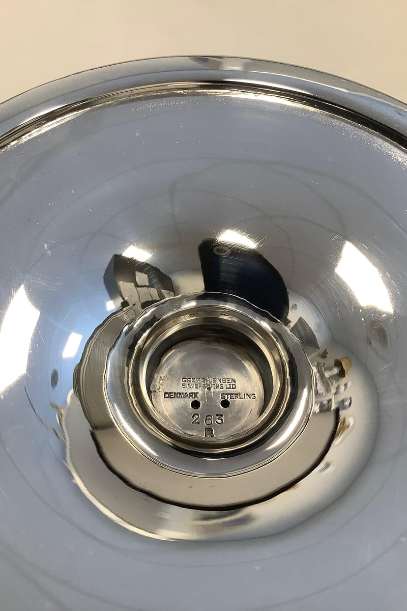 Georg Jensen Sterling Sølv Drueopsats / Drueskål No 263B.  Måler 19 cm / 7 31/64 in. x 18.5 cm / 7 9/32 in. dia.  Vejer 600 gram / 21.15 oz.