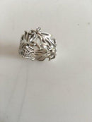 Dirks Blomsterring, 14K hvidguldsring med 3 brillanter. I alt 0.05 ct. W.SI.