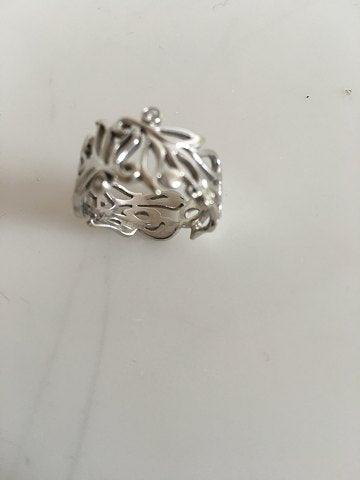 Dirks Blomsterring, 14K hvidguldsring med 3 brillanter. I alt 0.05 ct. W.SI.