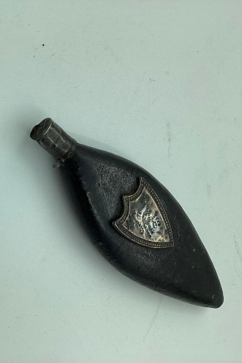 Bladformet læderbetrukket parfume flacon 1803