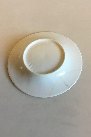 Facetteret kaffekop dekoreret med roser og guld. Antagelig tysk