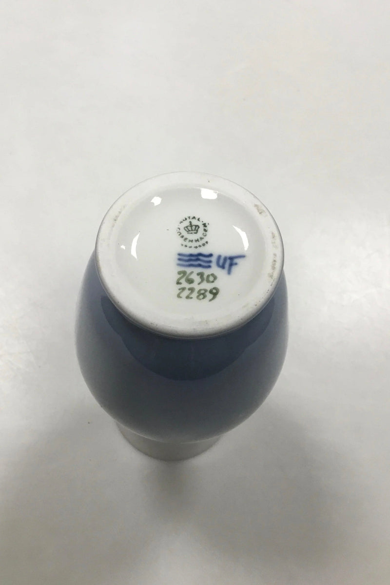 Royal Copenhagen Art Nouveau vase med blomster no 2630/2289