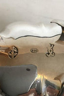 Silbernes Sahnekännchen auf drei Beinen